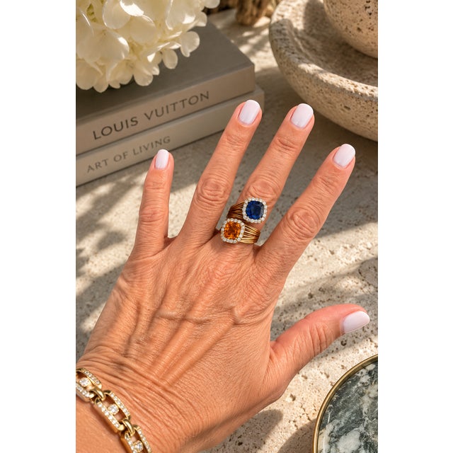 A beautifully composed Italian Modernist bypass ring crafted in 18K yellow gold, dating to the 1980s. The sculptural...