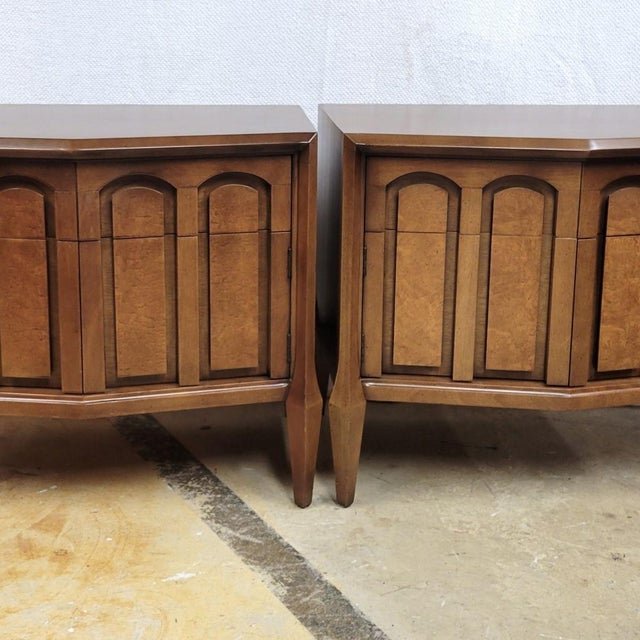 Brown 1970s Romweber Burl Wood & Walnut Bow-Front Nightstands or End Tables – Pair For Sale - Image 8 of 11