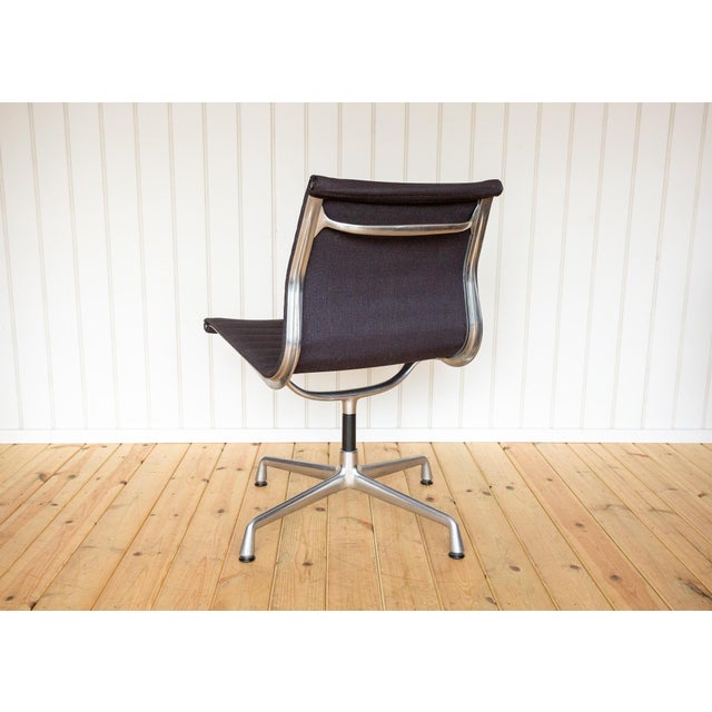 A rare eames ea106 swivel chair in lovely vintage condition. Designed by mid century legends charles & ray eames and made...