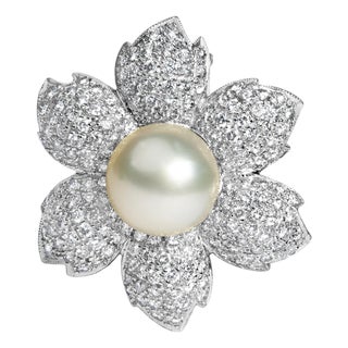18K White Gold 2 3/4 Cttw Diamond and 12.5 MM Cultured Freshwater Pearl Floral Brooch Pin (G-H Color, VS1-VS2 Clarity) For Sale