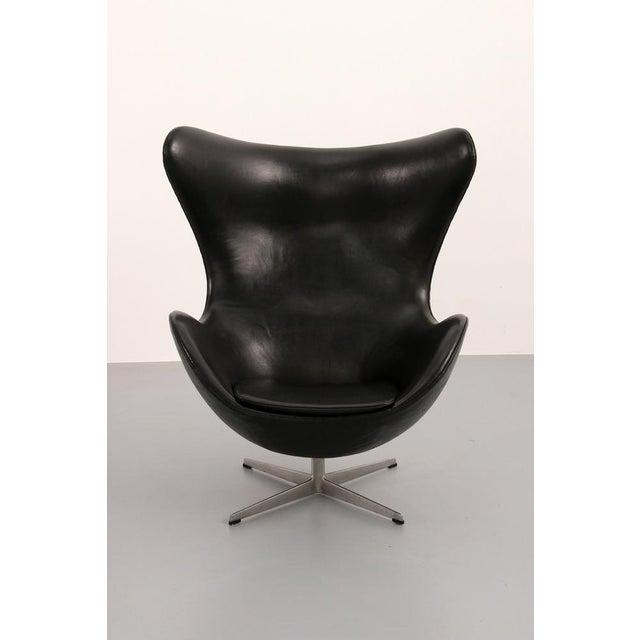 Black Egg Chair in Black Leather by Arne Jacobsen, 1960s For Sale - Image 8 of 14