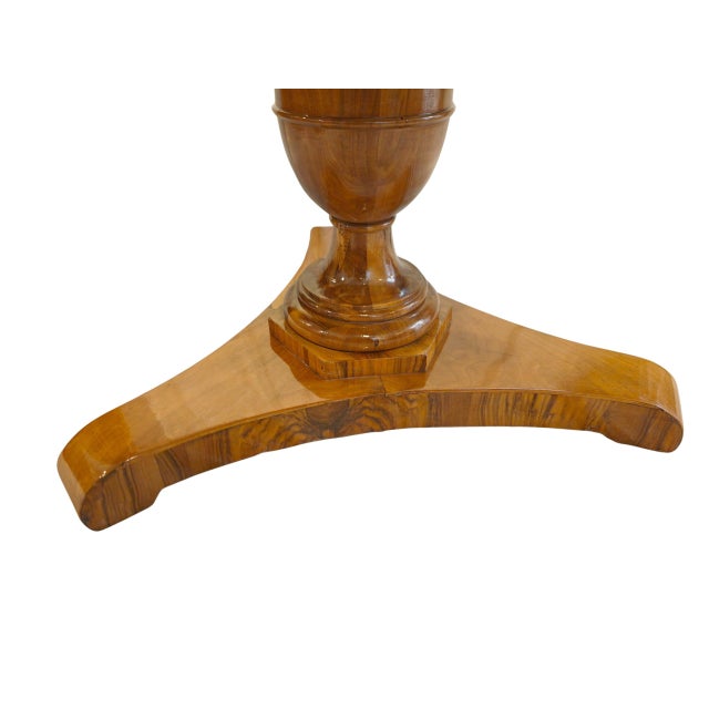 Biedermeier Round Salon Table in Walnut, South Germany, 1830 For Sale - Image 6 of 10
