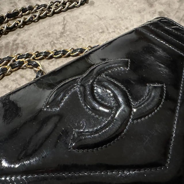 Modern A 21st Century Chanel Black Glossy Patent Leather Crossbody Bag For Sale - Image 3 of 12