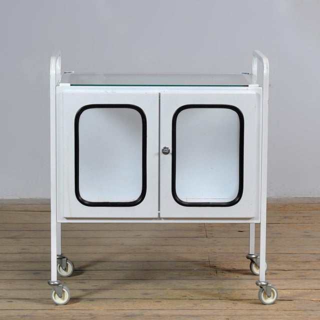 This vintage hospital trolley from the 1970s is a unique and functional design object with character. Produced in Hungary,...