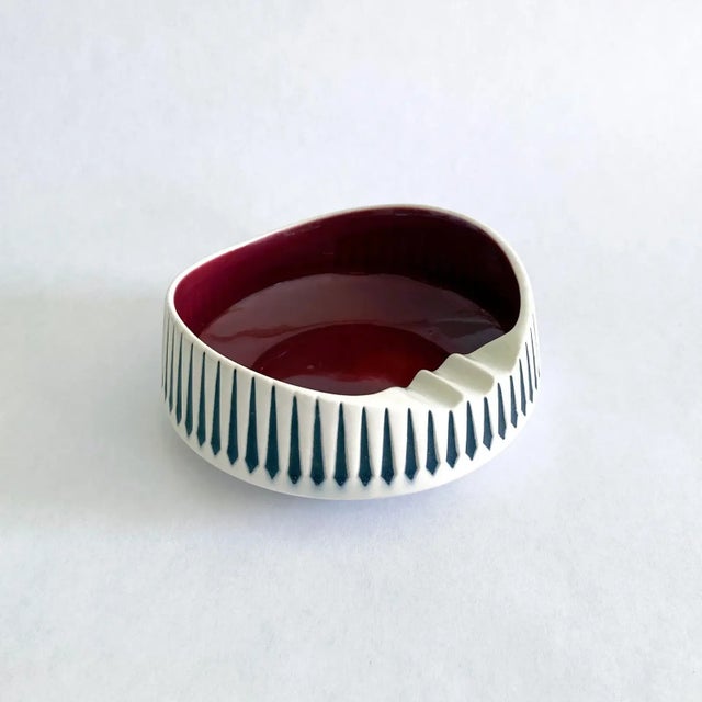 Hornsea Pottery John Clappison Vide Poche in White, Burgundy, Black, 1960s For Sale - Image 4 of 7