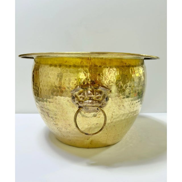 1980s Vintage Hammered Brass Foo Dog Cachepot Planter – Asian Hollywood Regency Champagne Bucket For Sale - Image 5 of 12
