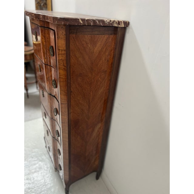 20th Century Transition Chest of Drawers in Elm and Amaranth Veneer For Sale - Image 8 of 17