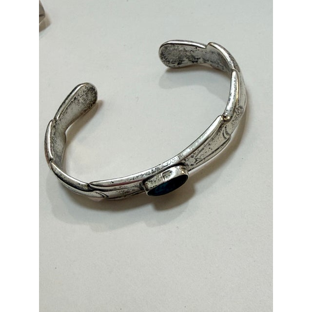 1970s Vintage Southwestern Native American Style Sterling Silver Turquoise Cuff Bracelet – Hand-Chiseled Ingot Style For Sale - Image 5 of 10