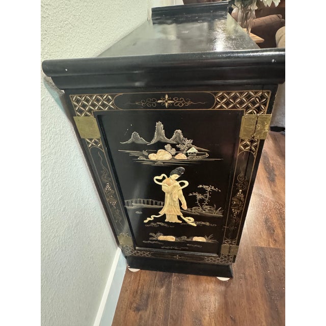 1970s Vintage Chinoiserie and Mother of Pearl Inlaid Chest For Sale - Image 5 of 8