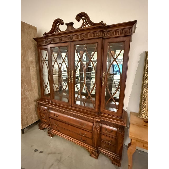 Late 20th Century Federal Style Carved Mahogany Lighted Breakfront China Cabinet For Sale - Image 5 of 12