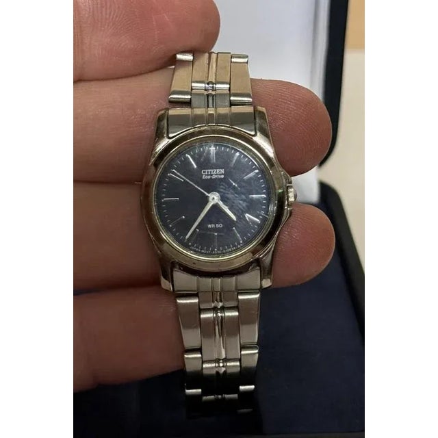 Vintage Citizen Eco Drive Ladies Wrist Watch in the Original Box For Sale - Image 4 of 11