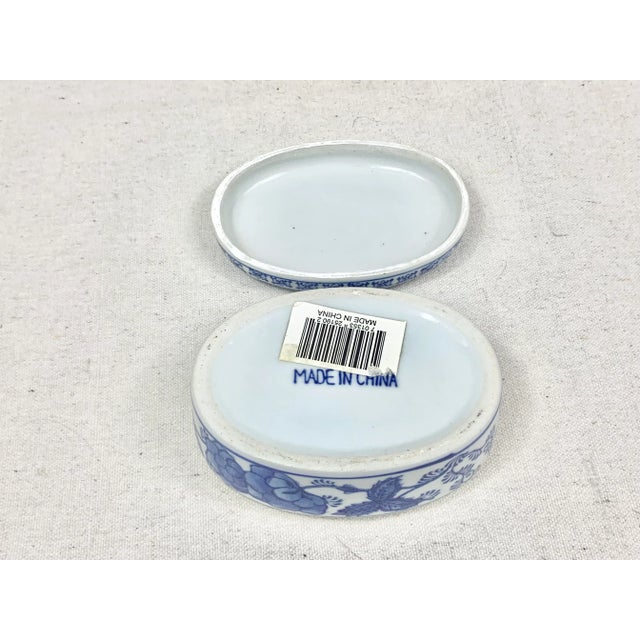 Late 20th Century Vintage Oval Blue and White Chinoiserie Box For Sale - Image 5 of 6