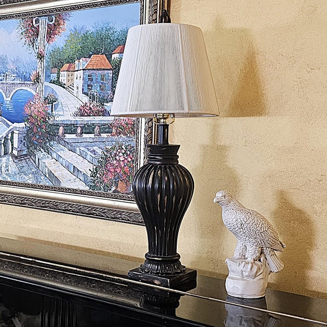 Vintage Traditional Fluted Urn Table Lamp in Antique-Style Carved Wood Look For Sale - Image 14 of 18