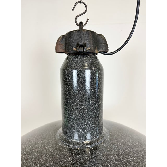 Mid-Century Modern Large Industrial Grey Enamel Factory Lamp with Cast Iron Top from Elektrosvit, 1960s For Sale - Image 3 of 18