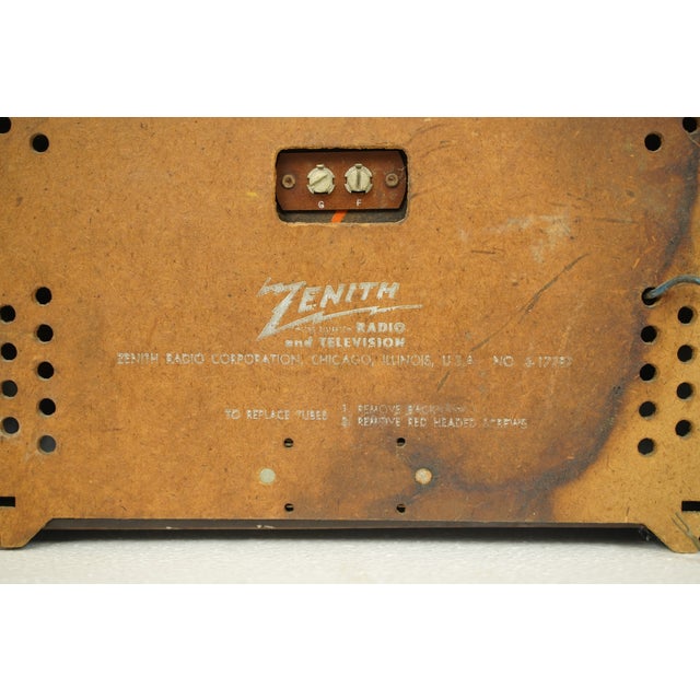 Brown 1951 Portable Zenith Brown Bakelite Am/Fm Tube Radio For Sale - Image 8 of 12