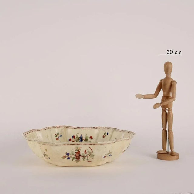 Kisses in majolica with polylobed edge. Decoro in bunches of polychrome flowers and evident signs of restoration. This...