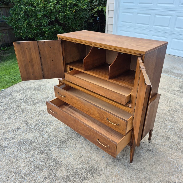 Mid Century Modern Broyhill Attributed Walnut Veneer Chest of Drawers Highboy Dresser For Sale In Washington DC - Image 6 of 12