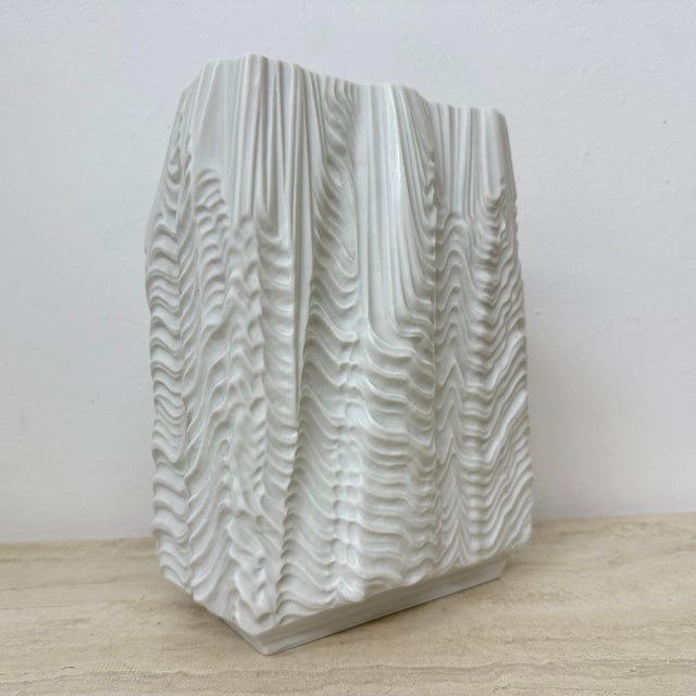 1970s Large Kaskade Vase in White Porcelain by Martin Freyer for Rosenthal Studio Linie, 1966 For Sale - Image 5 of 10