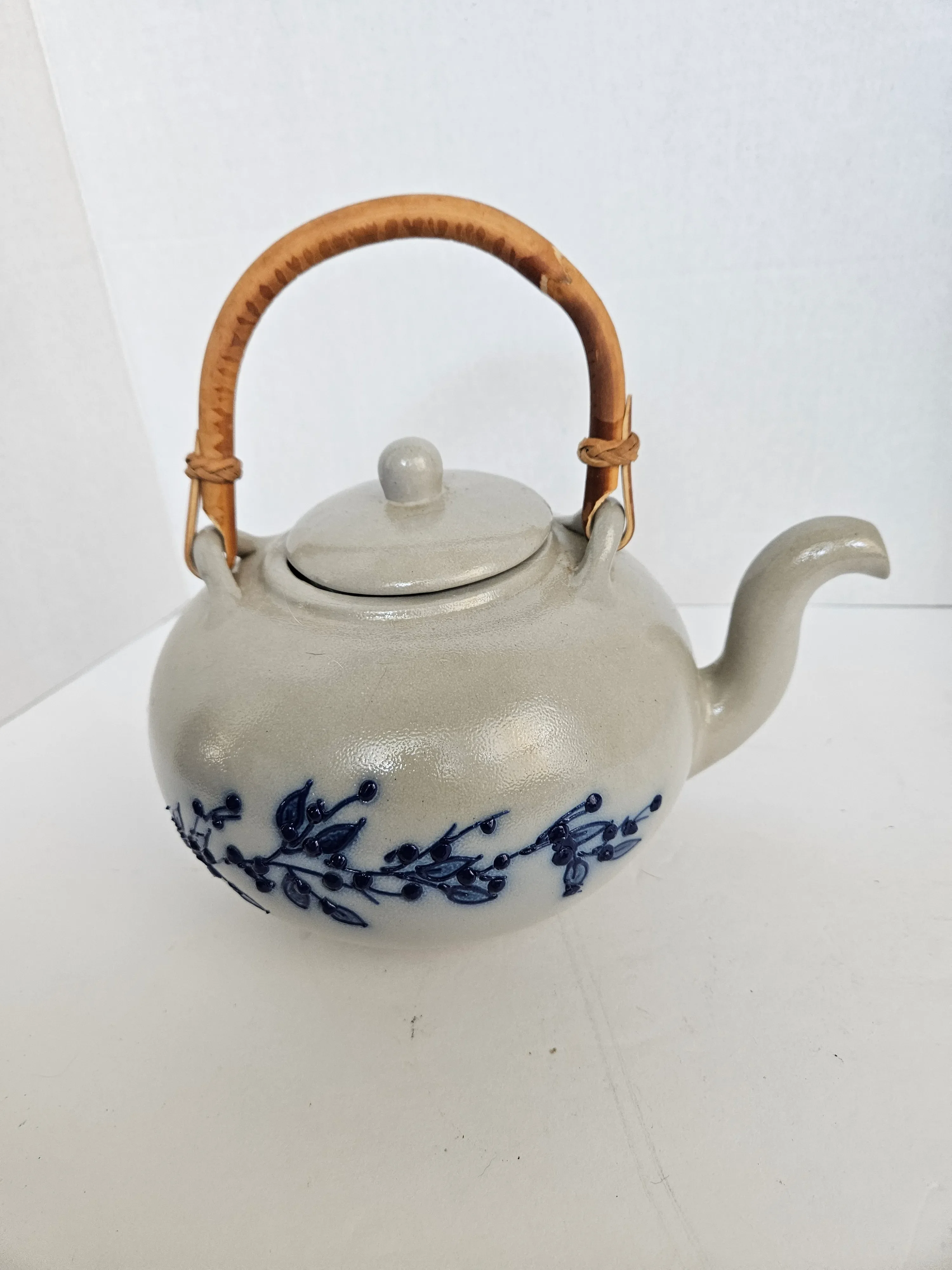カントリーストーンウェア Salmon Falls Stoneware 2002 Salmon Falls Stoneware Blueberry Teapot, Dover, n.h. 2002 Lidded