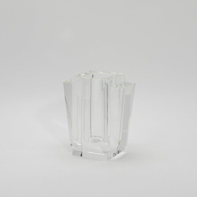 The Crystal Fins Vase by KA Glass is a masterful creation, blending artistic finesse with the purity of crystal glass. Its...