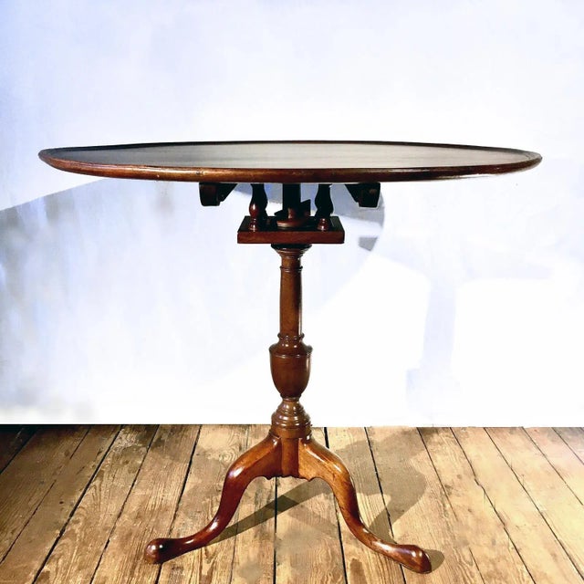 English style, solid walnut tripod tea table with pad feet and an elegantly turned central column. Circa 1790. The shellac...