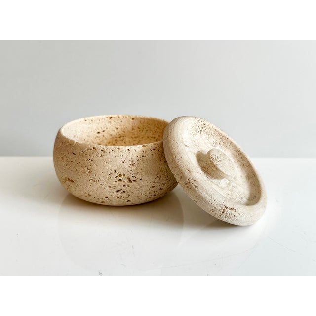 Boho Chic Italian Round Travertine Box with Lid by Fratelli Mannelli, 1960s For Sale - Image 3 of 11