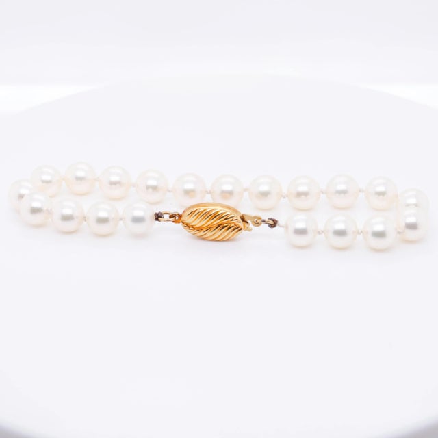 Vintage 18k Gold & Cultured Pearl Single Strand Bracelet For Sale - Image 4 of 12