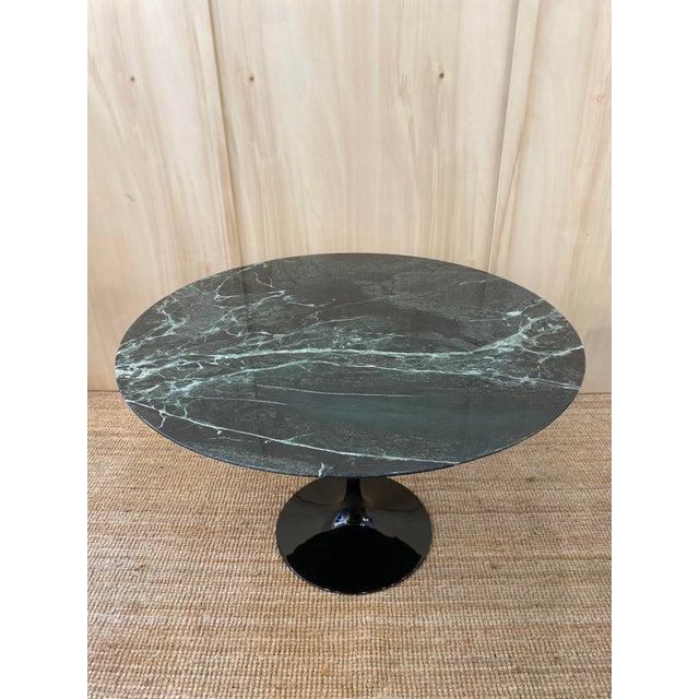 Round Tulip Table with Green Alpine Marble Top by Eero Saarinen for Knoll Inc. / Knoll International, 1980s For Sale - Image 10 of 13