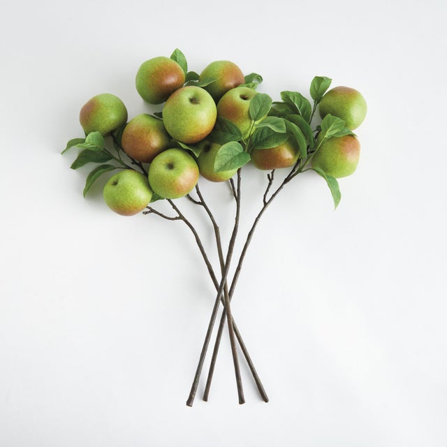 Made to look 100% realistic you, d swear these apple branches were cut this morning. Great for a casual setting or...