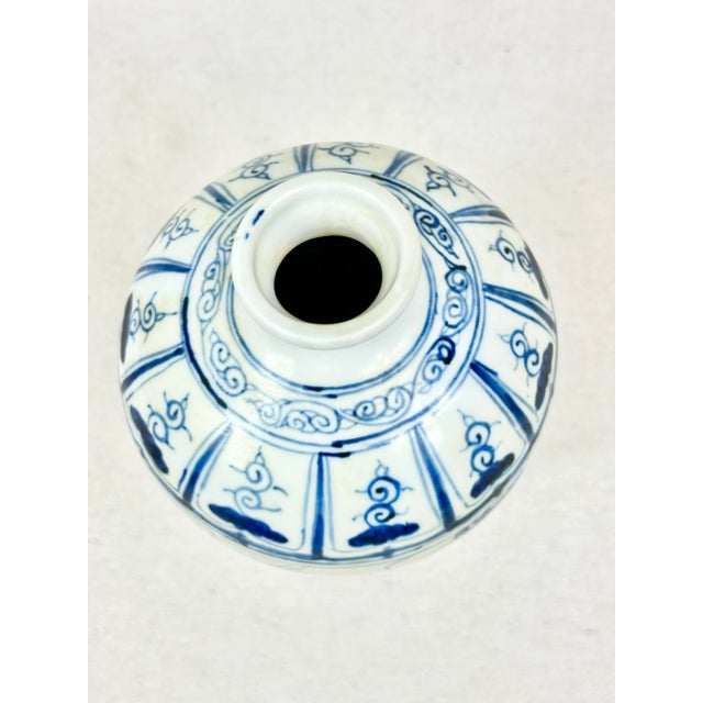 Antique Chinese Blue and White Vase For Sale In New Orleans - Image 6 of 8