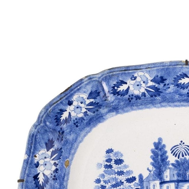 Earthenware - Miragaia earthenware serving dish - 19th century. Portuguese, 19th century; made of earthenware from the...