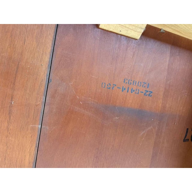 Late 20th Century Ethan Allen Inlaid Mahogany Pedestal Base Dining Table With Leaves For Sale - Image 10 of 18