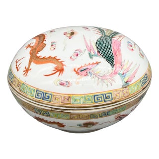 Antique Chinese Guangxu Period Famille Rose Dragon & Phoenix Porcelain Covered Box, 1875–1908 – Chinoiserie / Asian Traditional For Sale