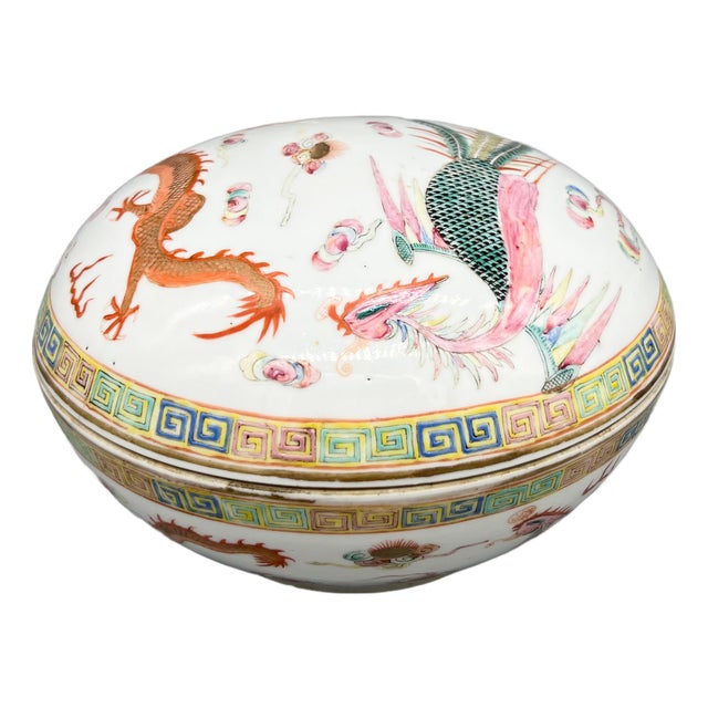 Antique Chinese Guangxu Period Famille Rose Dragon & Phoenix Porcelain Covered Box, 1875–1908 – Chinoiserie / Asian Traditional For Sale