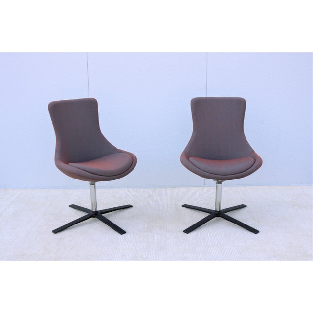 Bloom is a multi-use upholstered swivel chair, it provides a more upright posture with a dynamic tilting mechanism,...