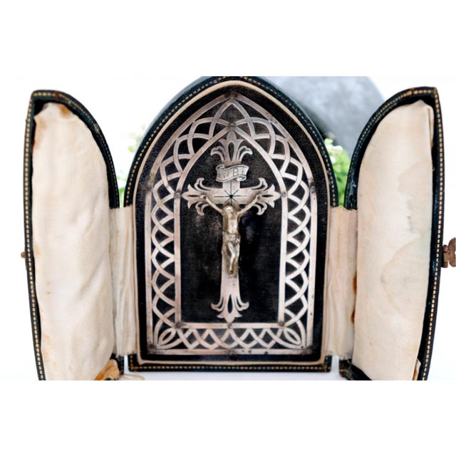Silver Oratory with Reliefs, Cutouts and Applications of Jesus Christ Crucified For Sale - Image 3 of 6