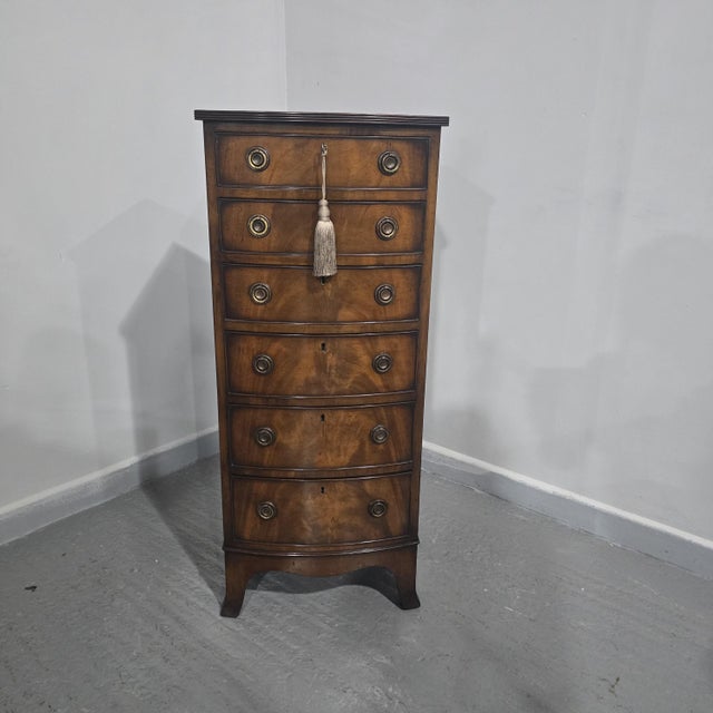 A supeb quality Regency style bow front six drawer chest in mahogany, original working locks, standing on outwept bracket...