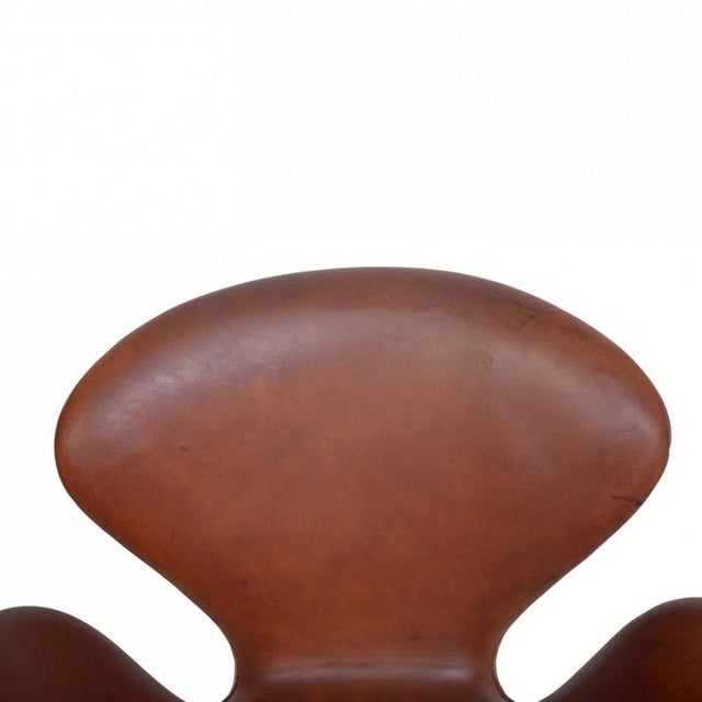 Vintage Swan Chair in Leather by Arne Jacobsen, 1969 For Sale - Image 3 of 16