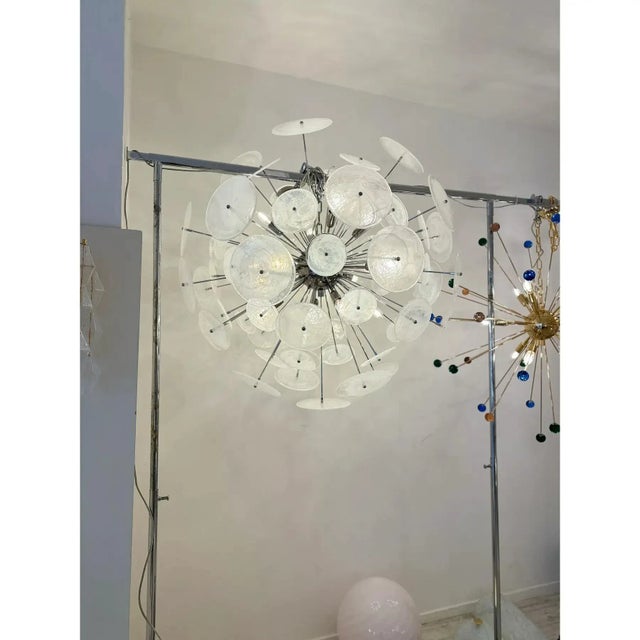 Metal Chromed Sputnik Chandelier with Venied-White Alabastro Murano Glass Discs by Simoeng For Sale - Image 7 of 8