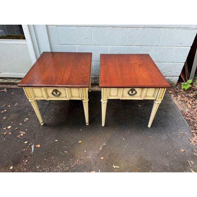 Hollywood Regency Late 20th Century Pair of American Martinsville MCM Hollywood Regency Accent Nightstands Side Tables For Sale - Image 3 of 14