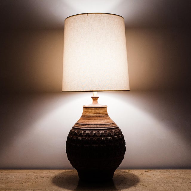 Brown 1970s Large California Modern Stoneware Table Lamp by Bob Kinzie, Signed For Sale - Image 8 of 12