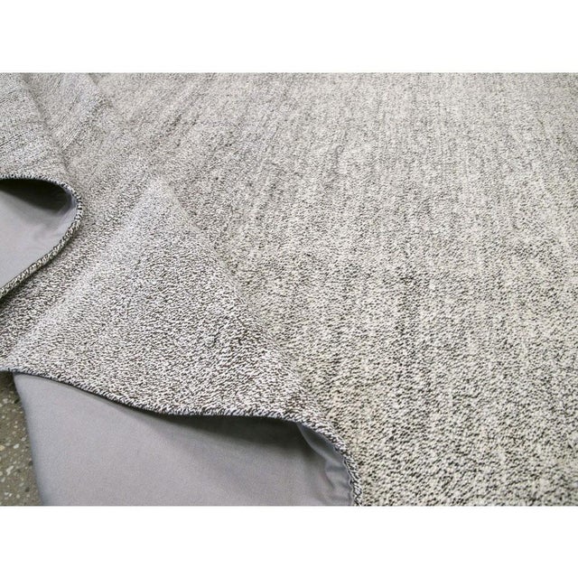 Galerie Shabab Collection Mid-20th Century Handmade Turkish Flatweave Kilim Room Size Carpet For Sale - Image 10 of 10