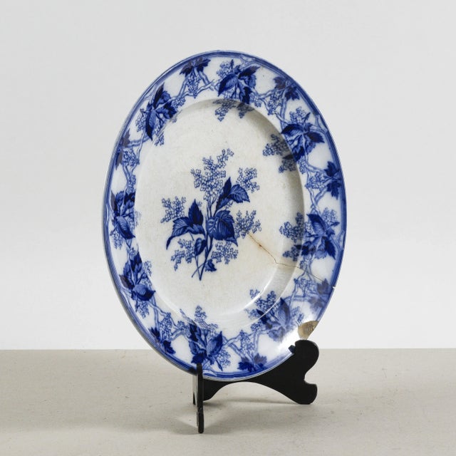This wedgwood glazed ceramic plate is a vintage piece that expresses the classic aesthetic of english craftsmanship. Its...