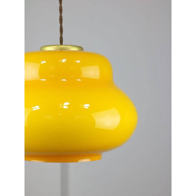 Mid-Century Italian Yellow Glass and Brass Pendant Lamp For Sale - Image 6 of 18