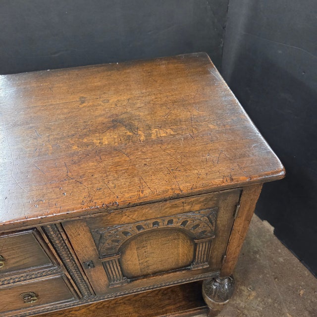 English Early 20th Century English Oak Sideboard With Bulbous Front Legs and Potboard Base For Sale - Image 3 of 18