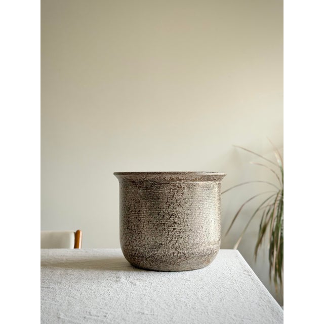 Mid-Century Modern Rare Large 13” Flared Rim Vintage Gainey Ceramics Planter in Sandstone Lava Glaze, La Verne, California For Sale - Image 3 of 11