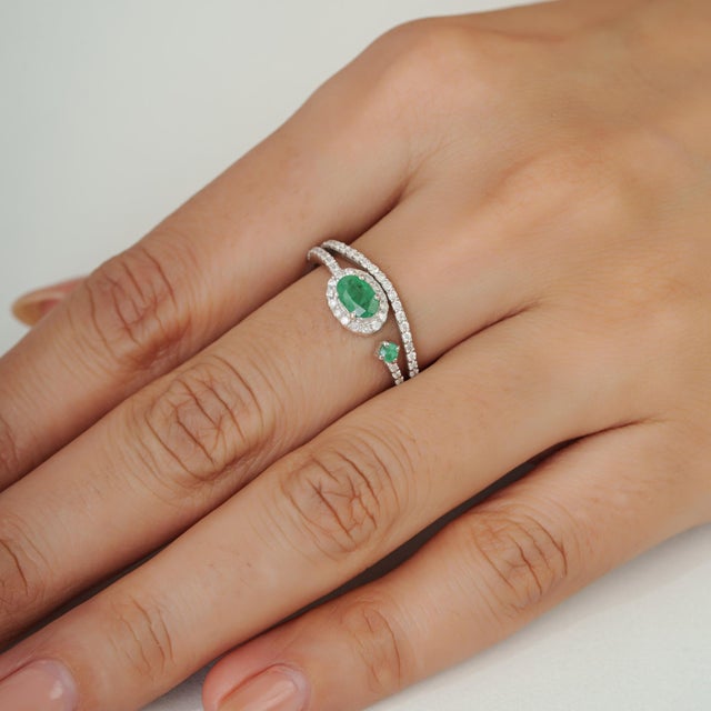 Mid 20th Century Style Sterling Silver Emerald & Diamond Halo Bypass Ring Size 7.5 For Sale - Image 4 of 12