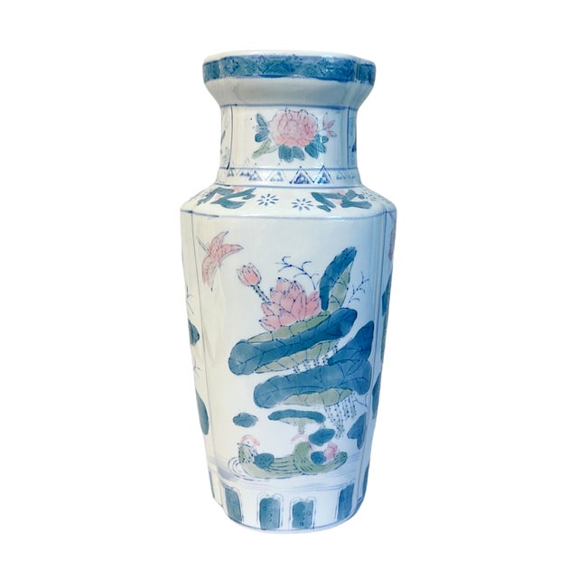 Vintage Chinese Famille Pastel Quatrefoil Porcelain Vase - Chinoiserie Decor A lovely and elegant vintage Chinese vase in...