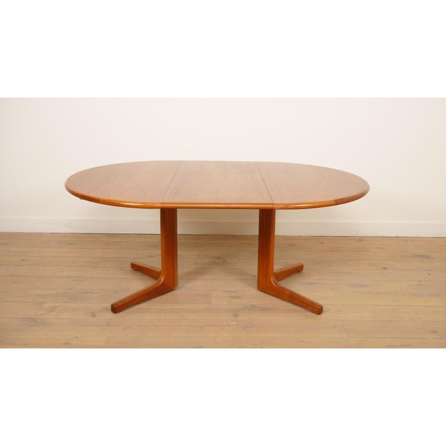 This stylish vintage round dining table from Denmark is made of warm teak and features a practical extendable design. When...