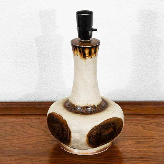 Tan 1960s Mid Century Modern Table Lamp Ceramic Stoneware Axella Studio Brown Tan For Sale - Image 8 of 10